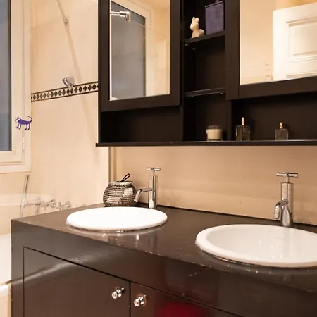 Spacious In A Luxury Building Paris